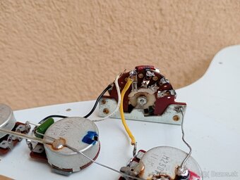 Snímače Stratocaster- pickguard, poťáky 70 roky Greco,Maya - 14