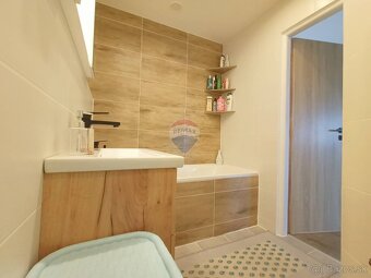 REZERVOVANÉ 2 izbový zrekonštruovaný byt s 2 balkónmi na sko - 14