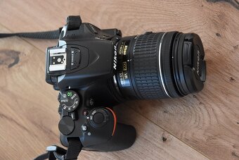 Nikon D5600 wifi BT - dotyk.dis. - VR objektiv AF-P 3tis.sn - 14