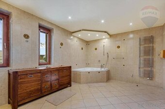 PREDAJ luxusný 2 posch. rodinný dom (dom 761m2- pozemok 1725 - 14