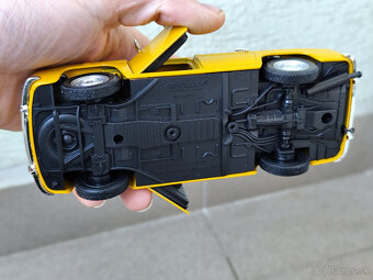 17 cm Renault 8 v mierke 1:24 -------- KOVOVÝ, NOVÝ - 14