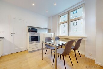 Elegantný, zrekonštruovaný veľkometrážny byt v centre Bratis - 14