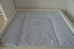 IKEA polohovateľná postielka s matracom, prebalovacia komoda - 14