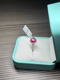💍 Luxusný prsteň s prírodným rubínom a diamantmi - 14