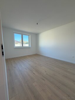 Moderný 4-izbový rodinný dom s garážou na predaj - 14