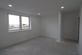 Veľkometrážny poschodový dvojdom v širšom centre mesta - 14