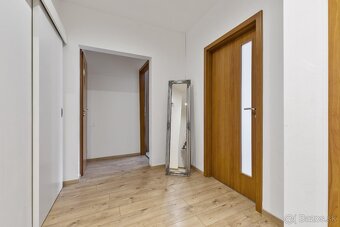 Priestranný 4-izbový byt s loggiou, 2 kúpeľňami a šatníkom - 14