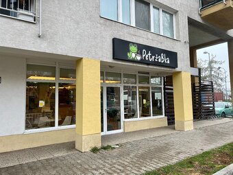 Reštauračný priestor s terasou na prenájom v Petržalke - 14
