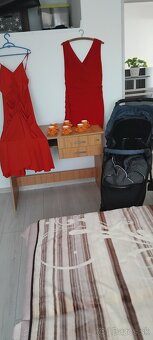 Kočík, stôl, šálky,  šaty - 14