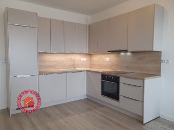 Krásny 2 izbový BYT V SENCI - CENTRUM NA NÁMESTÍ - 14