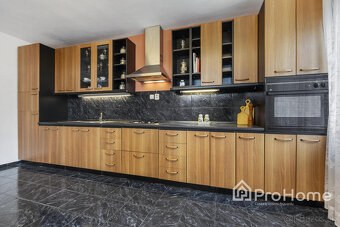 Priestranný a vzdušný rodinný dom vo Veľkej Pake - 14