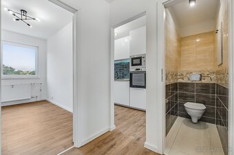 NA PREDAJ VEĽKÝ 3-IZBOVÝ BYT, KOMPLETNÁ REK., PETRŽALKA - 14