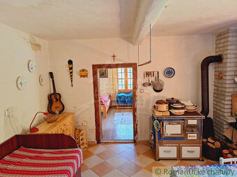 Tradičná zrekonštruovaná drevenica na okraji obce Nesluša. - 14