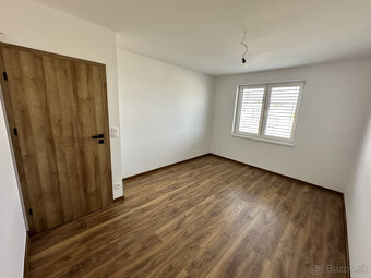 Na predaj moderný 4-izbový rodinný dom s tepelným čerpadlom  - 14