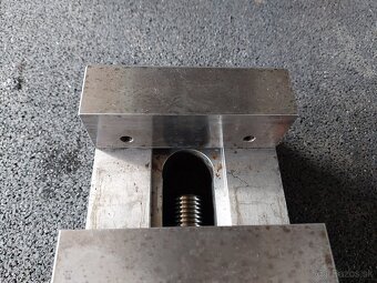 Strojní svěrák přesný - 14