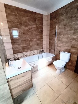 Na predaj veľký, pekný RD v Hosticiach - 14