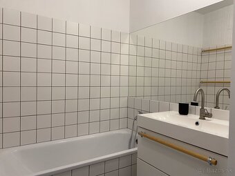 Slnečný kompletne zrekonštruovaný 3-i byt s veľkou loggiou - 14