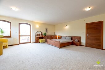 Úchvatná rodinná vila s vnútorným bazénom - 14