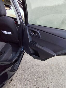 Predám toyoru Auris hybrid Touring sport - 14