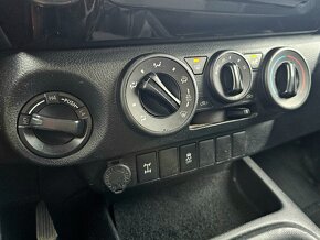 Toyota Hilux DC 2.4 I D-4D Active Rezervované - 14