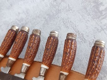 6ks malých nožíku na dřevěné podložce na zavěšení - 14