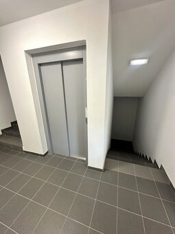 Moderne zariadený 2 izbový byt 55,90 m2 s balkónom Galanta - 14