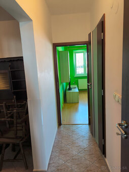 REZERVÁCIA4i zrekoštr.byt so zariadením,Hrobákova ul., 5p., - 14