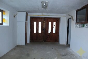 Dvojpodlažný rodinný dom z roku 1995 na okraji obce - Kosihy - 14