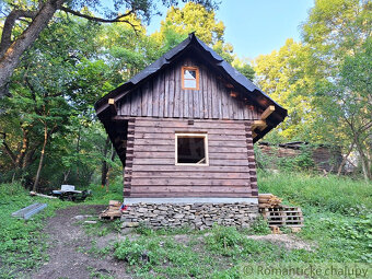 Dve drevenice na jednom pozemku v horách Javorníkov na pre - 14