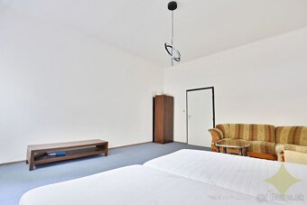 Na predaj 2-izbový byt so samostatným dvorom. - 14