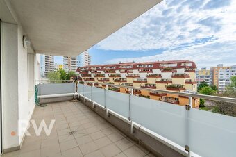 REZERVOVANÉ - VEĽKORYSÝ 2 izb. s takmer až 14 m2 TERASOU - 14