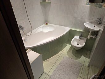 Priestranný zrekonštruovaný päťizbový byt v Banskej Bystrici - 14