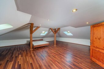 Rodinný dom s podkrovím, 2-garážou, parking, vírivka v srdci - 14