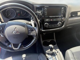Mitsubishi Outlander SUV - 14