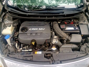 Hyundai i30 hatchback 1.4 diesel 66kw 2013 2014 šedá metalíz - 14