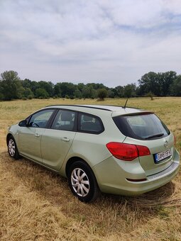 Opel Astra J ST 1,6 benzin (2011) - 14