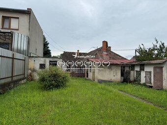 Dom s garážou v tichej ulici – vhodný na rekonštrukciu či no - 14