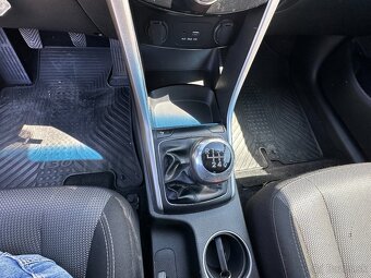 Hyundai i30 CW 1.6i CRDi VGT Family - 14