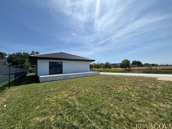 Na predaj novostavba – moderný bungalov v obci Podlužany - 14