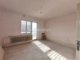 Priestranný ,slnečný rodinný dom v pôvodnom stave , vhodný n - 14