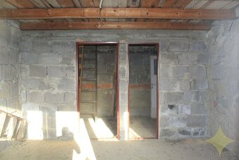 Murovaná chata s elektrinou a úžitkovou vodou na okraji obce - 14