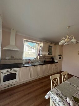 Unikátny 4 izbový rodinný dom pri jazere, kompletne zariaden - 14