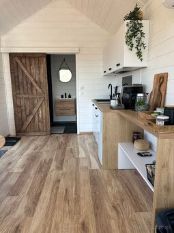 Tiny house skladom - dostupný hned, rozmer 8x3 - 14