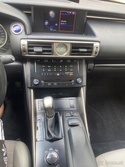 Lexus IS300h - 14