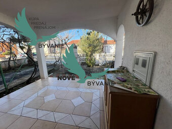 Dom s troma apartmánmi blízko mora v Chorvátsku - 14