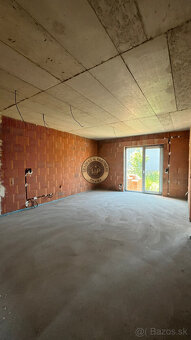 NA PREDAJ - Rodinný 4-izbový holobyt v novostavbe v Lipanoch - 14