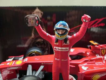 F1 FERRARI F2012 VÍTĚZ GP MALAYSIE 2012 ALONSO HOTWHEELS - 14