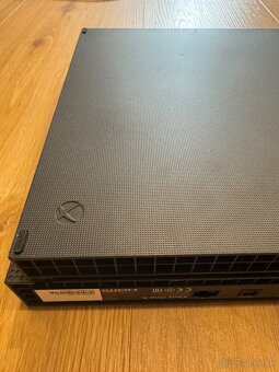 Xbox one x + 2 ovládače - 14