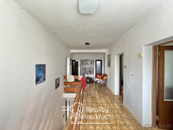 Na predaj dvojgeneračný poschodový rodinný dom - Komjatice - 14