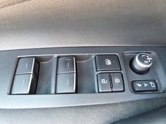 Toyota Corolla sedan 1,8i 72kW HEV automat - 14